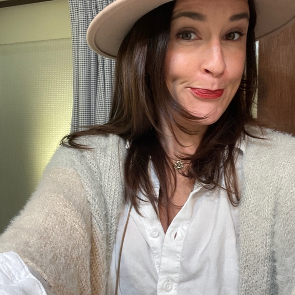 Meet your Posher, Carly - Picture 2 of 4